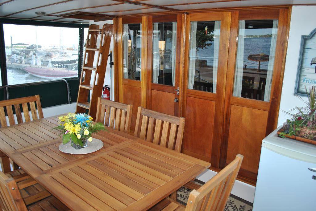 Bed and Breakfast Making Waves Boatel Торонто Экстерьер фото