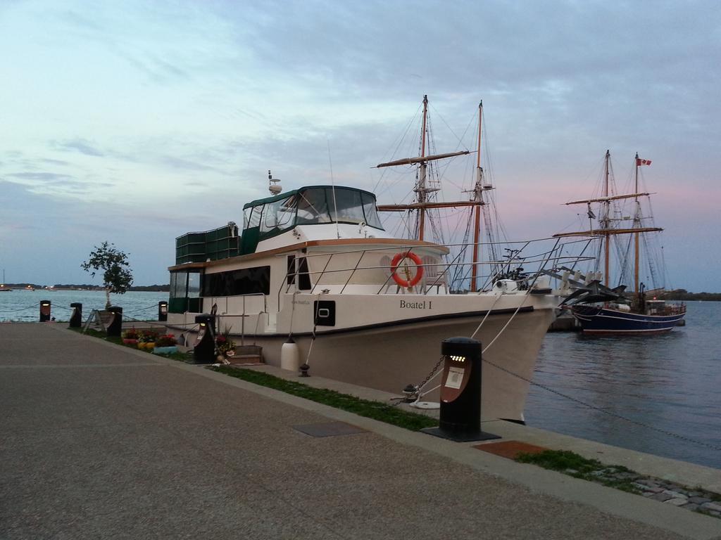 Bed and Breakfast Making Waves Boatel Торонто Экстерьер фото