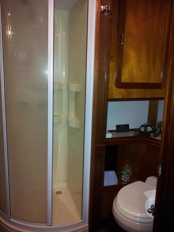 Bed and Breakfast Making Waves Boatel Торонто Экстерьер фото