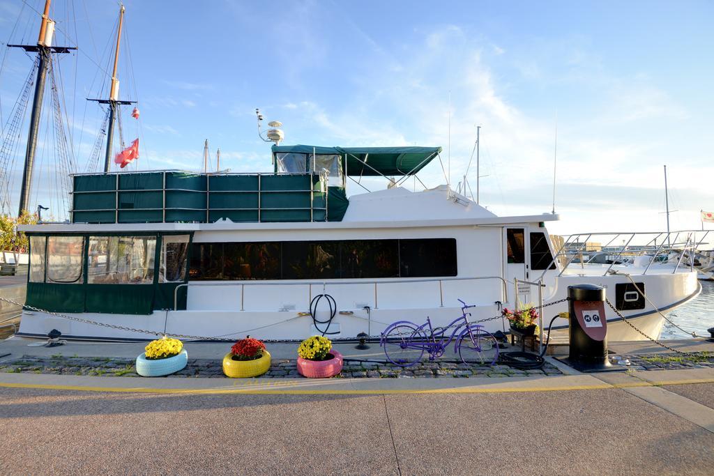 Bed and Breakfast Making Waves Boatel Торонто Экстерьер фото