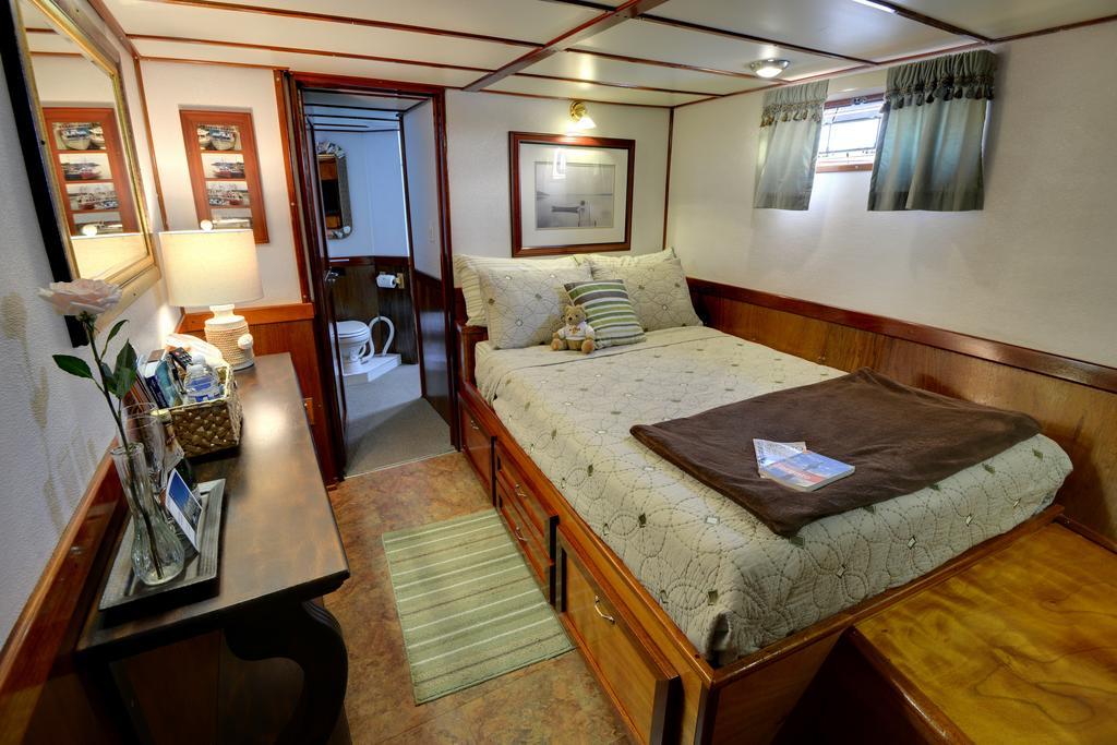 Bed and Breakfast Making Waves Boatel Торонто Экстерьер фото