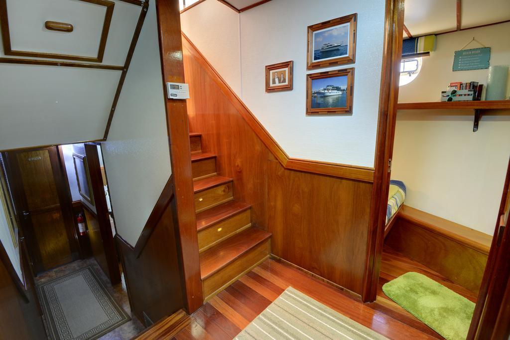 Bed and Breakfast Making Waves Boatel Торонто Экстерьер фото