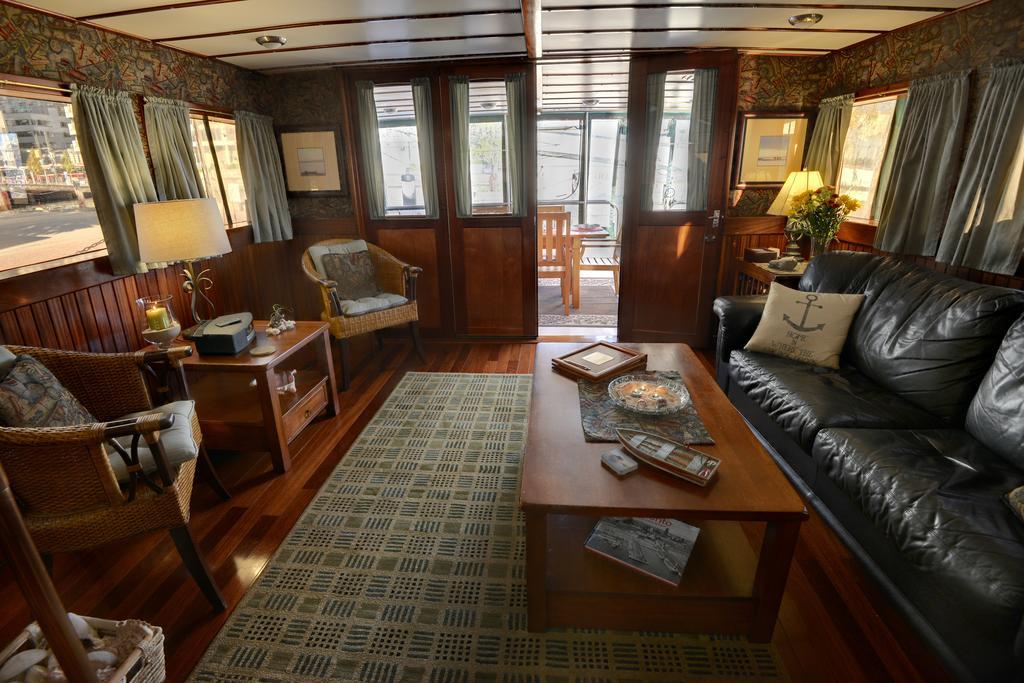 Bed and Breakfast Making Waves Boatel Торонто Экстерьер фото