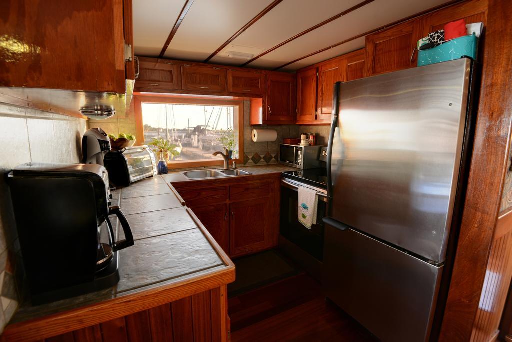 Bed and Breakfast Making Waves Boatel Торонто Экстерьер фото