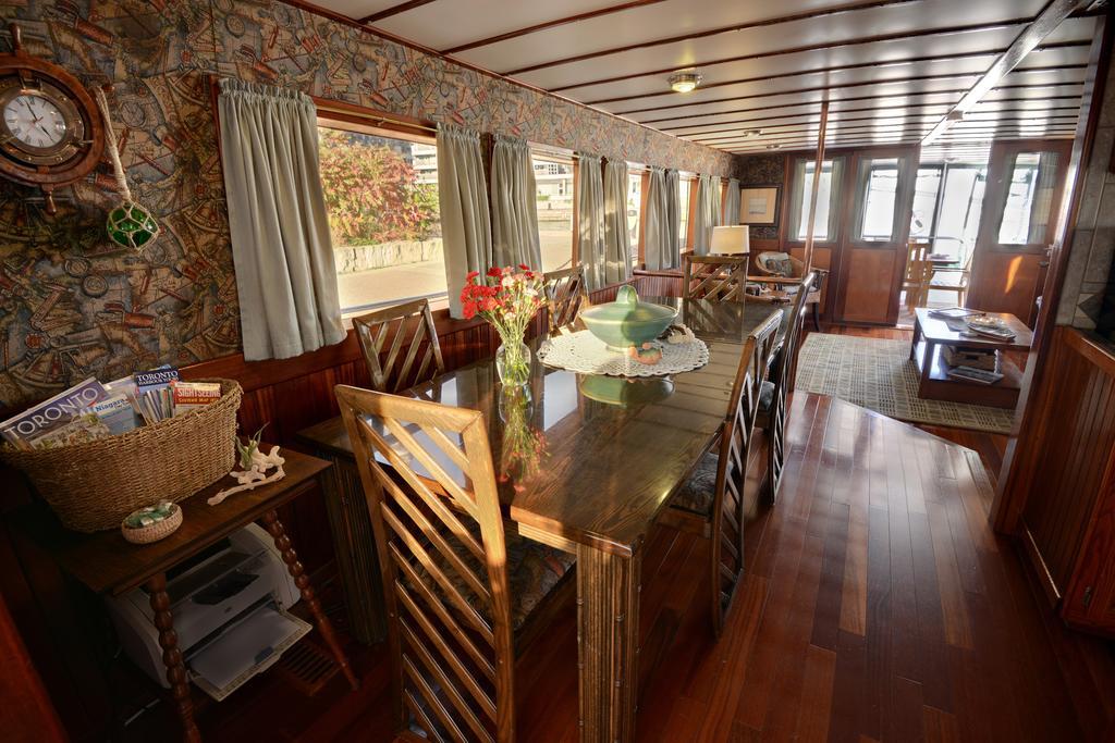 Bed and Breakfast Making Waves Boatel Торонто Экстерьер фото