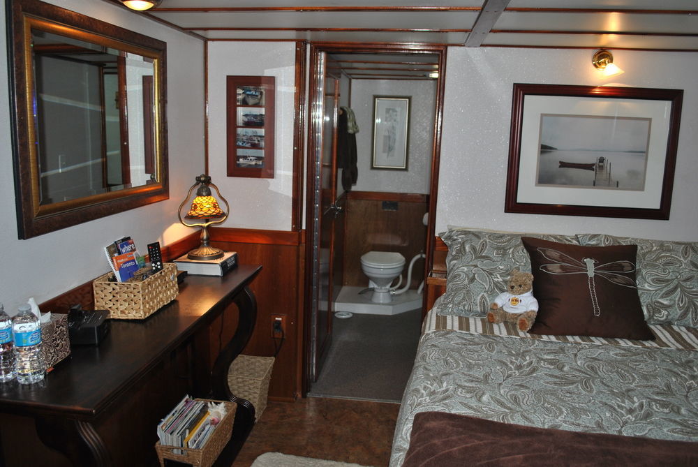 Bed and Breakfast Making Waves Boatel Торонто Экстерьер фото