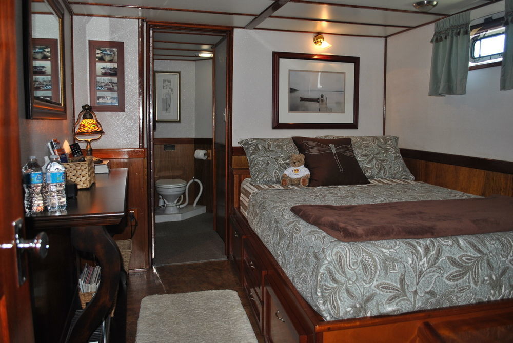 Bed and Breakfast Making Waves Boatel Торонто Экстерьер фото