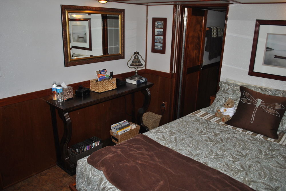 Bed and Breakfast Making Waves Boatel Торонто Экстерьер фото