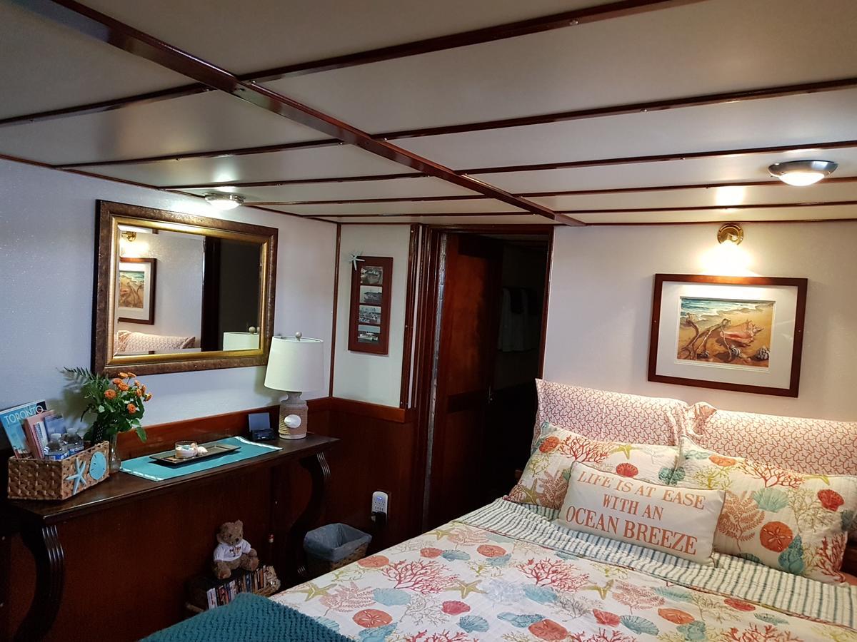 Bed and Breakfast Making Waves Boatel Торонто Экстерьер фото
