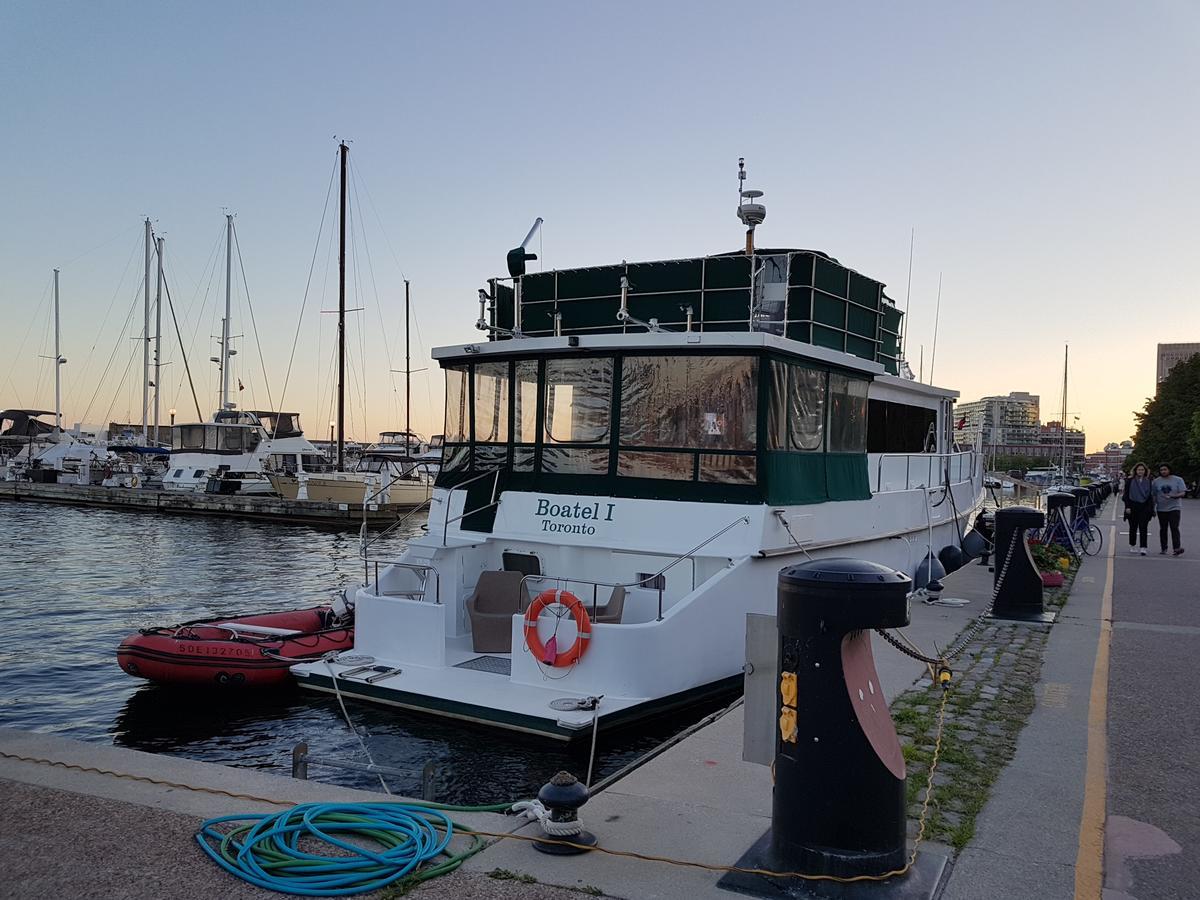 Bed and Breakfast Making Waves Boatel Торонто Экстерьер фото