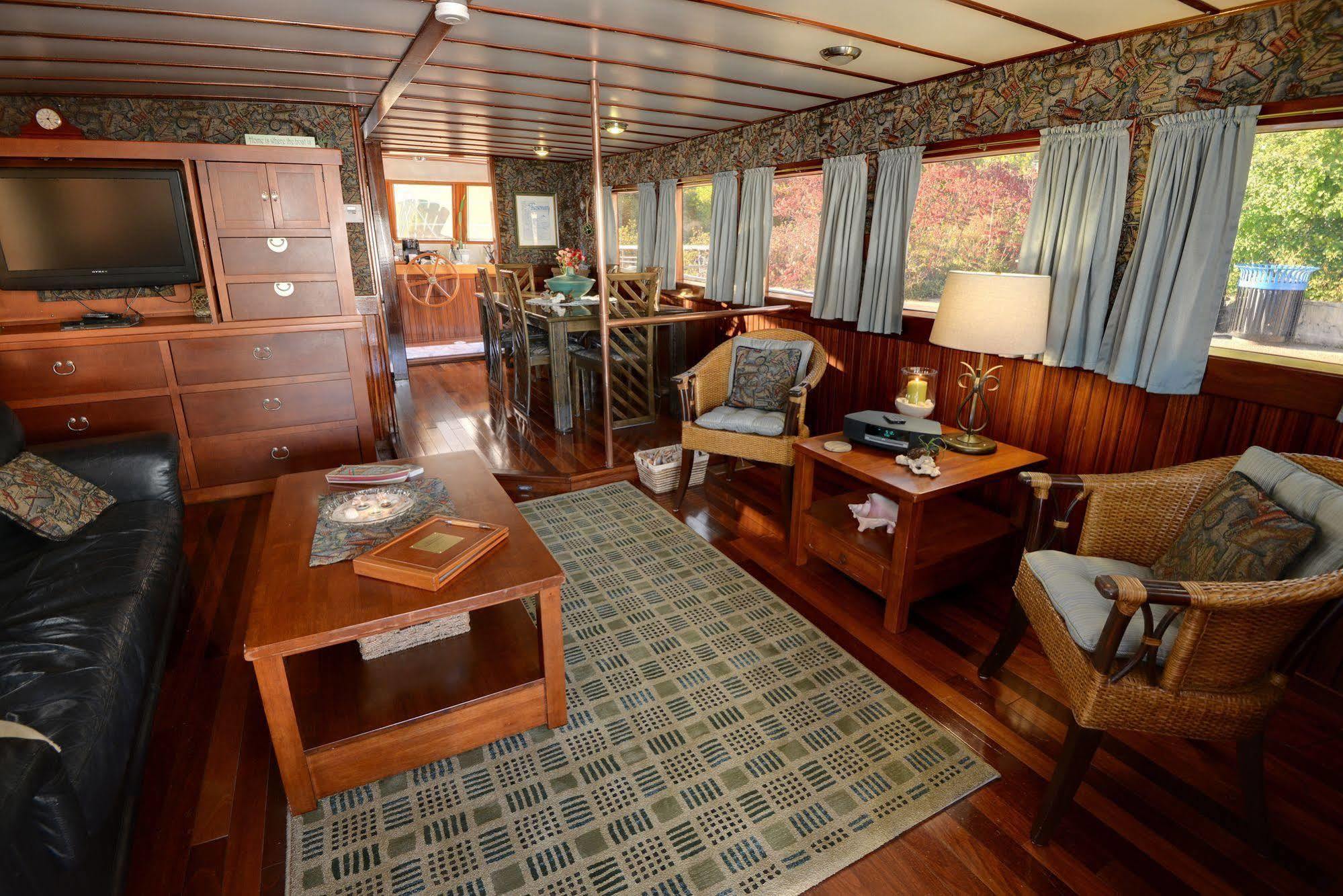 Bed and Breakfast Making Waves Boatel Торонто Экстерьер фото