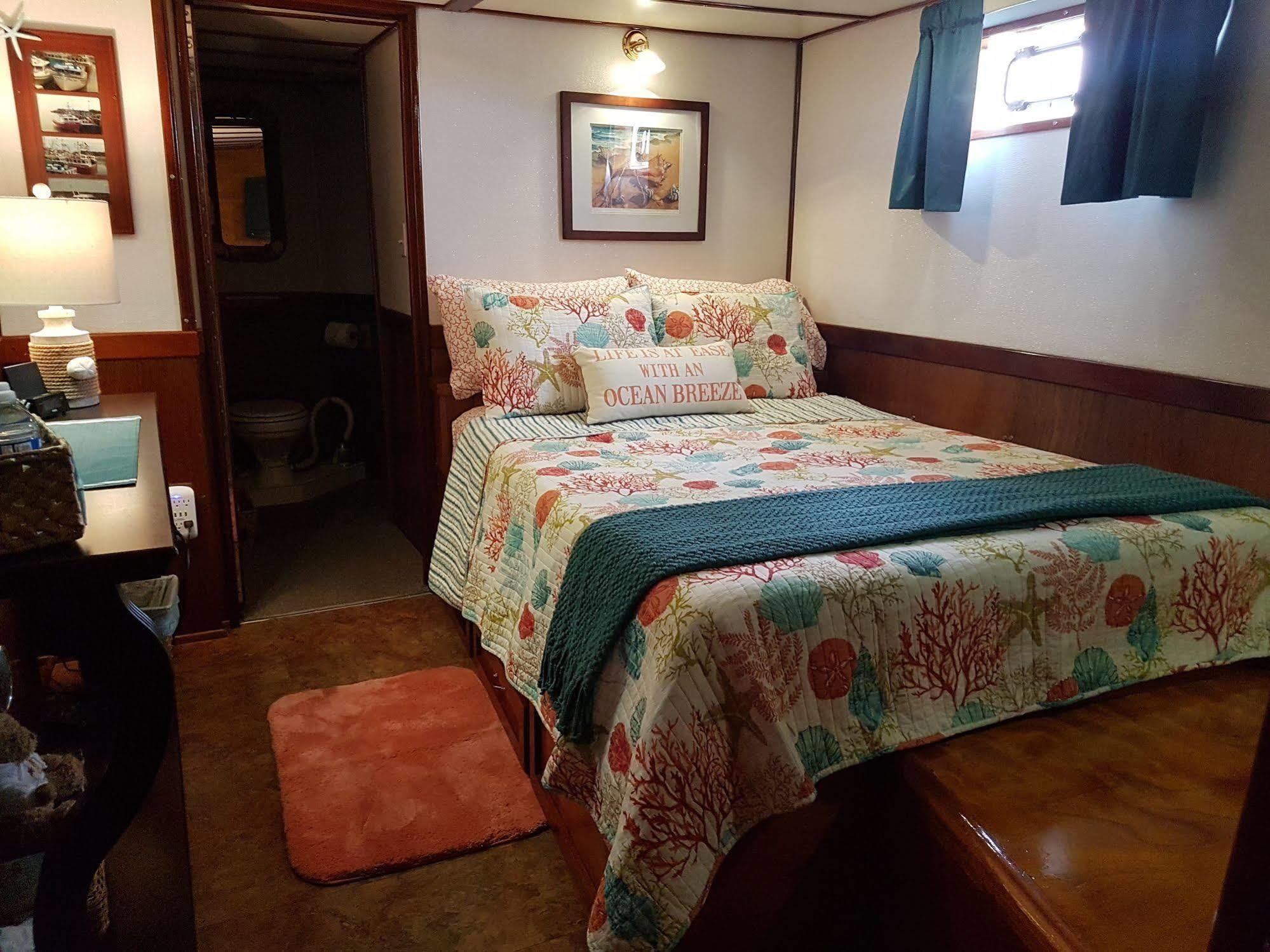 Bed and Breakfast Making Waves Boatel Торонто Экстерьер фото