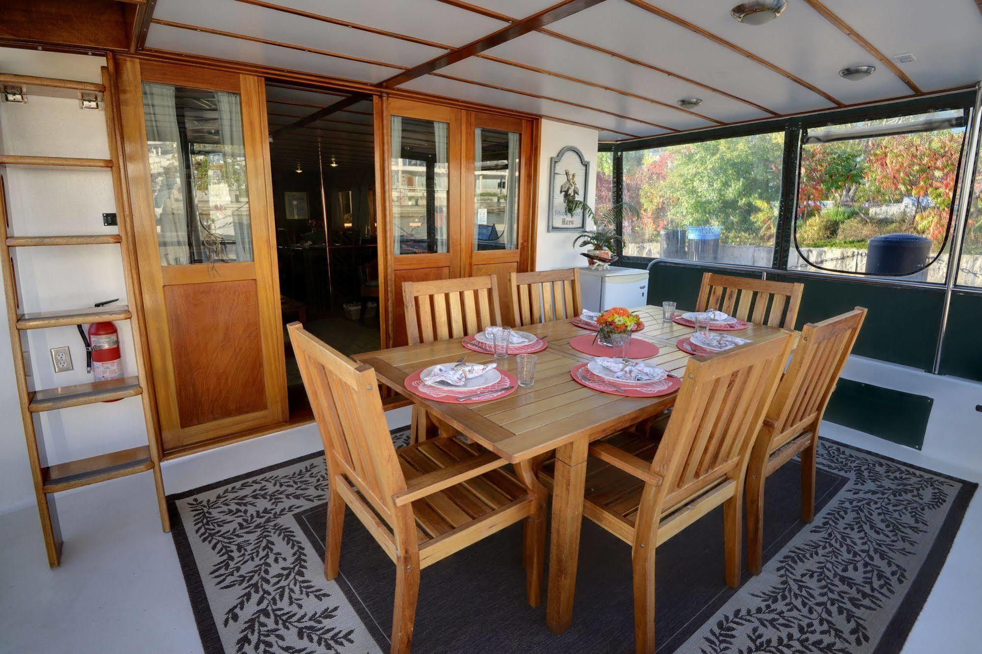 Bed and Breakfast Making Waves Boatel Торонто Экстерьер фото