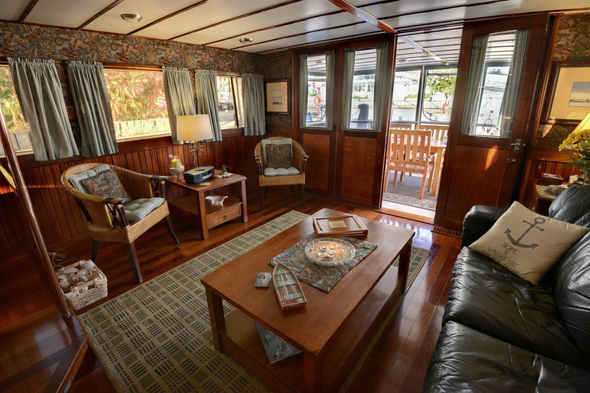 Bed and Breakfast Making Waves Boatel Торонто Экстерьер фото
