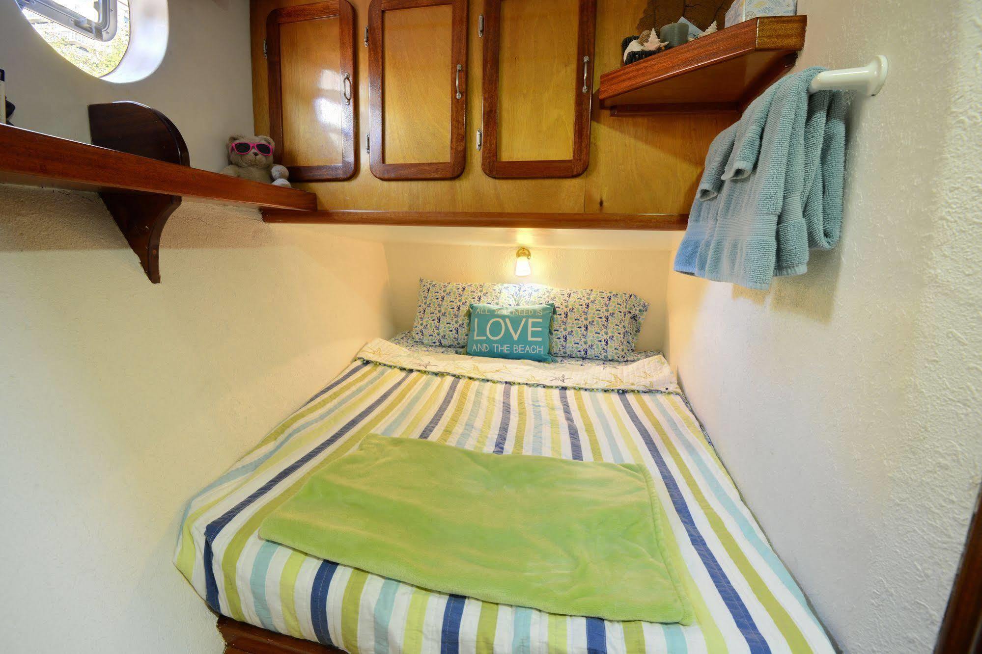 Bed and Breakfast Making Waves Boatel Торонто Экстерьер фото