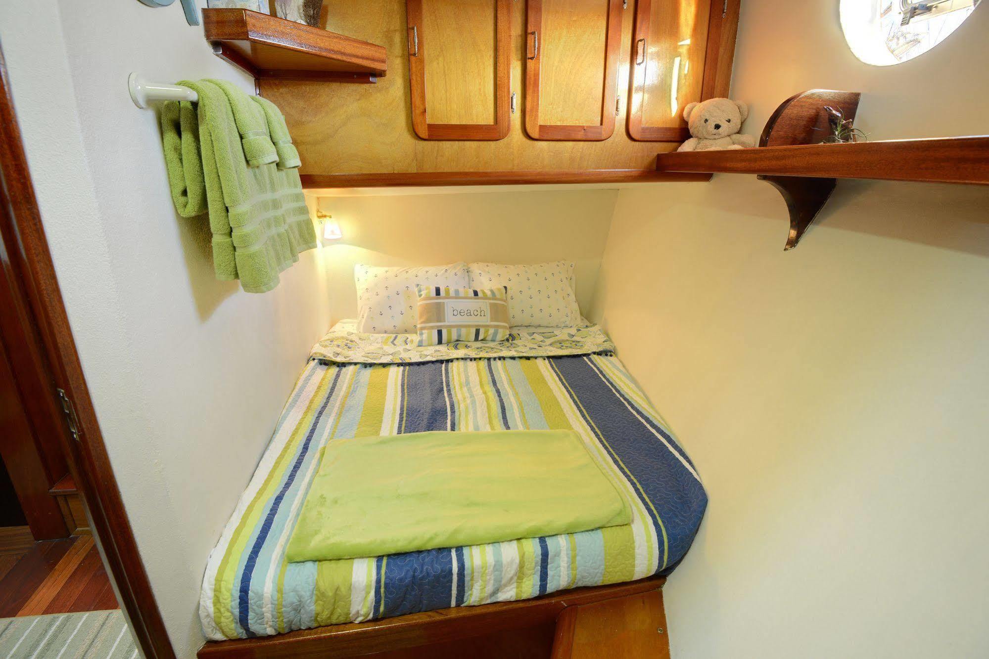Bed and Breakfast Making Waves Boatel Торонто Экстерьер фото