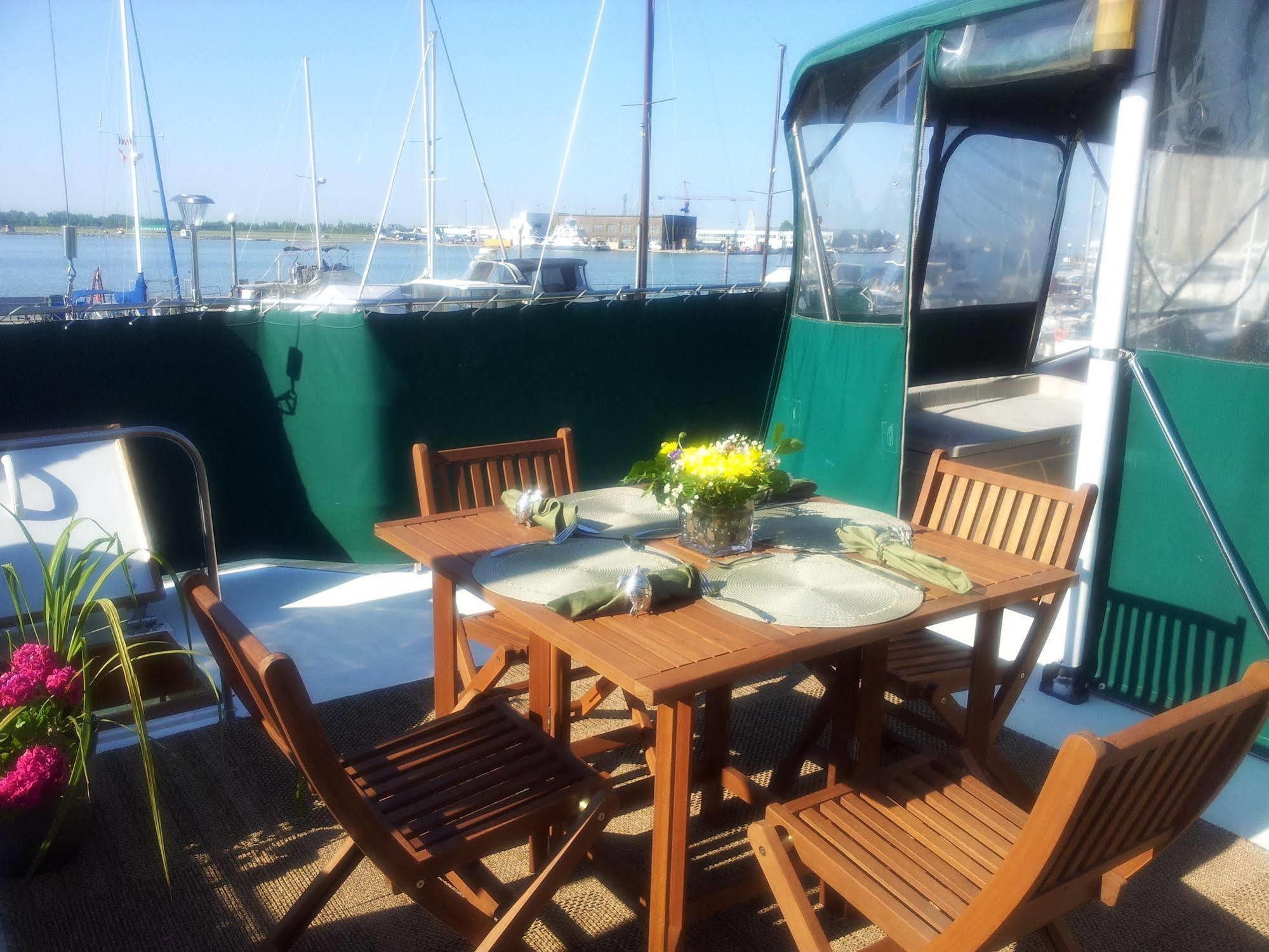 Bed and Breakfast Making Waves Boatel Торонто Экстерьер фото