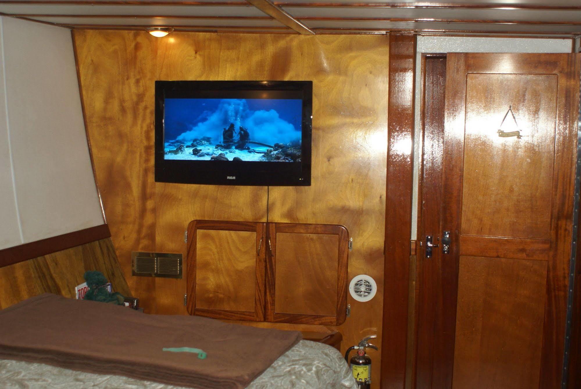 Bed and Breakfast Making Waves Boatel Торонто Экстерьер фото