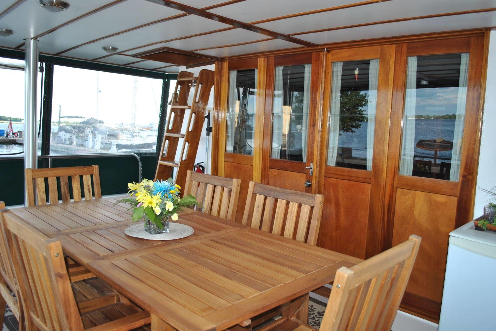Bed and Breakfast Making Waves Boatel Торонто Экстерьер фото
